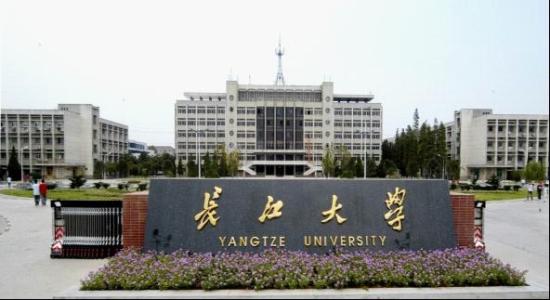 长江大学成人高考招生人数多吗每年通过率多少呢？